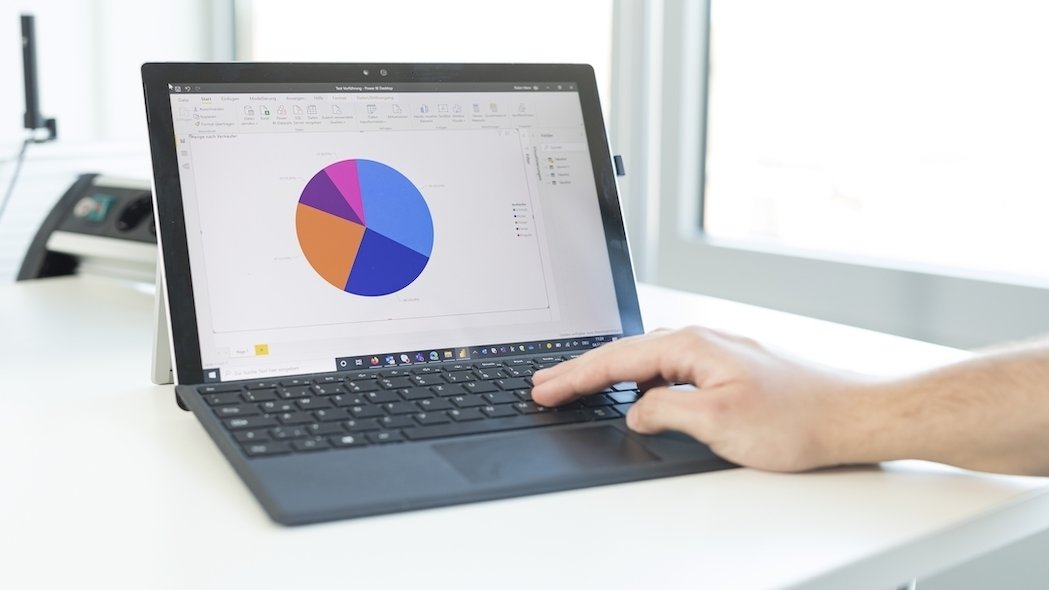 Auf Laptop-Bildschirm wird ein Tortendiagramm angezeigt.