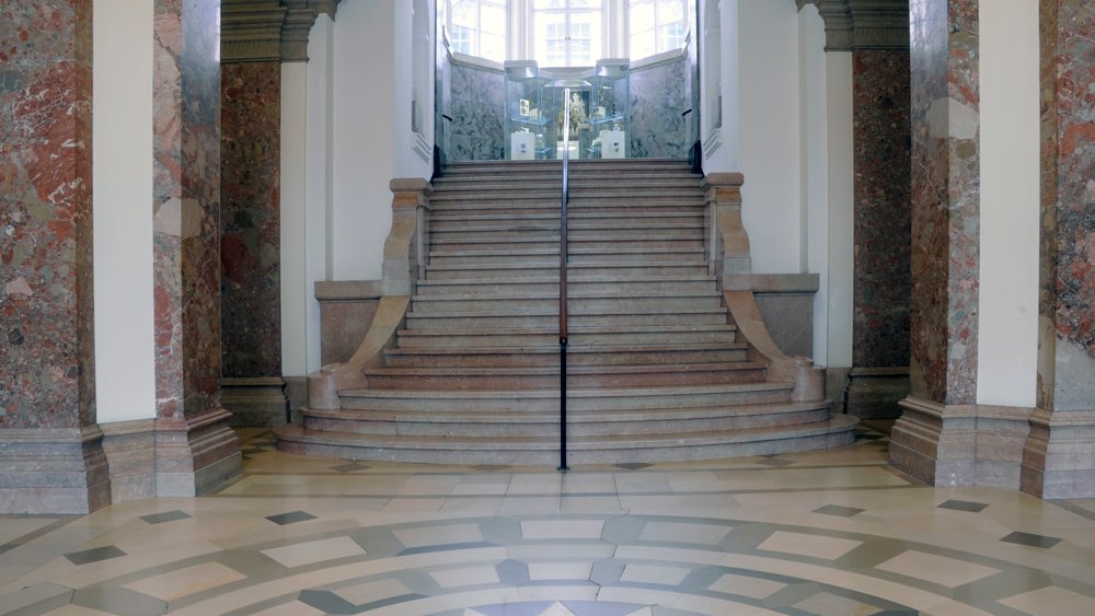 Ein klassisches Treppenhaus mit Marmortreppe.