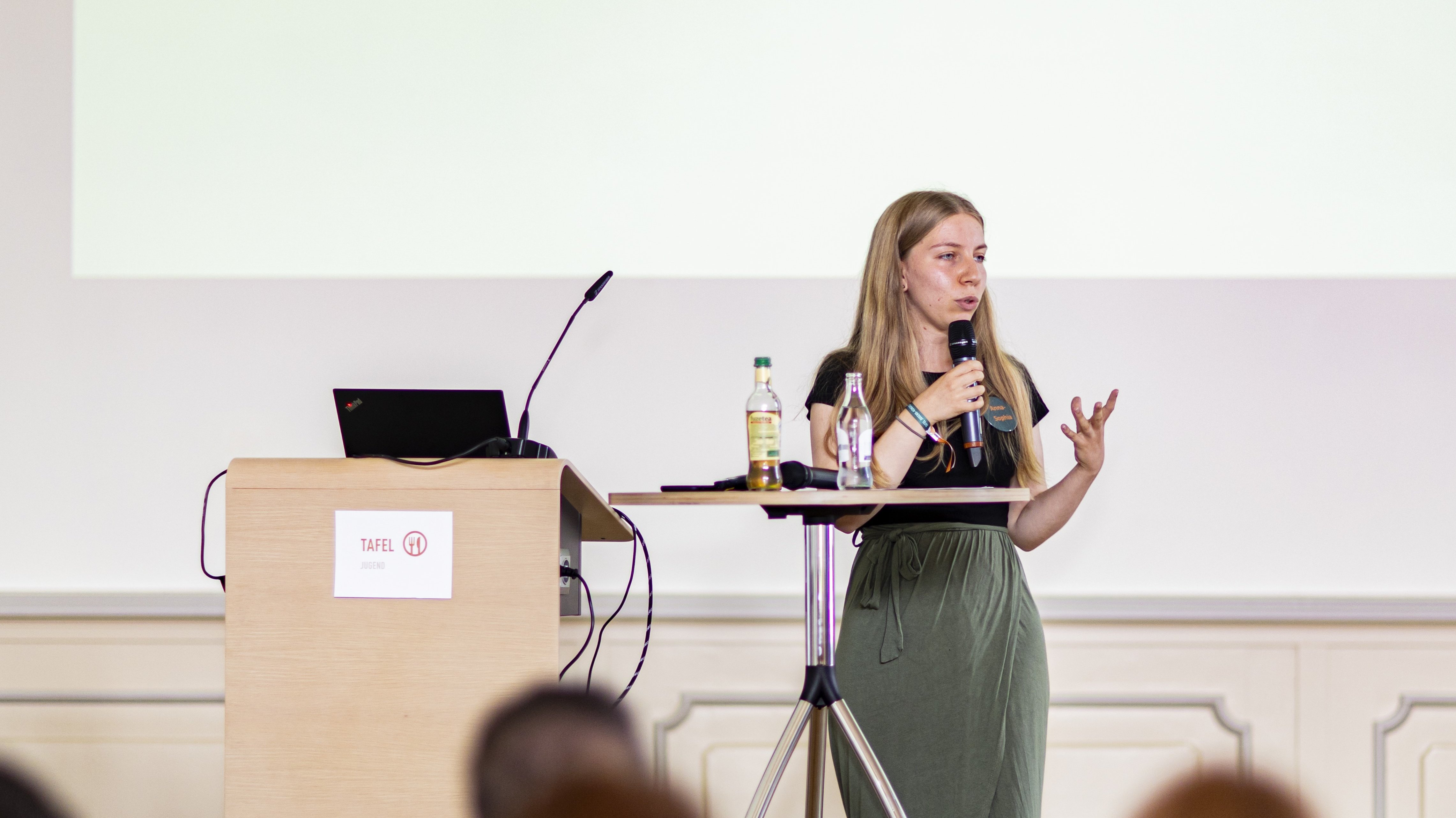 Porträt von Anna-Sophia Majewska während ihres Grußwortes auf dem Tafel Jugend Kongress 2024.