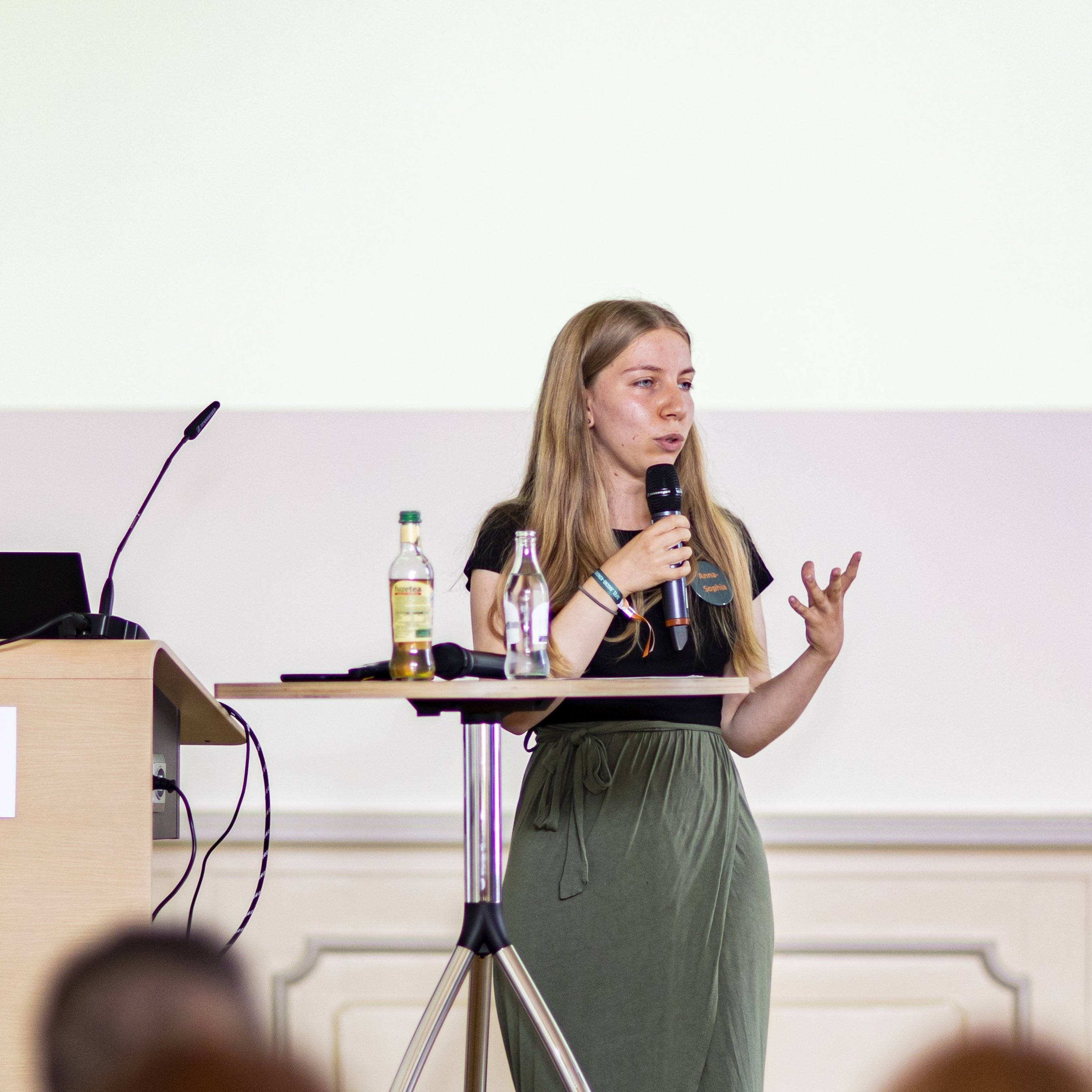 Porträt von Anna-Sophia Majewska während ihres Grußwortes auf dem Tafel Jugend Kongress 2024.
