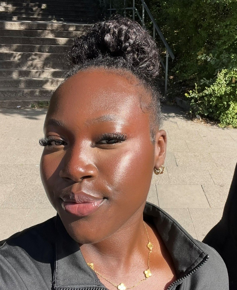 Ein Porträt-Foto von Sirina T-