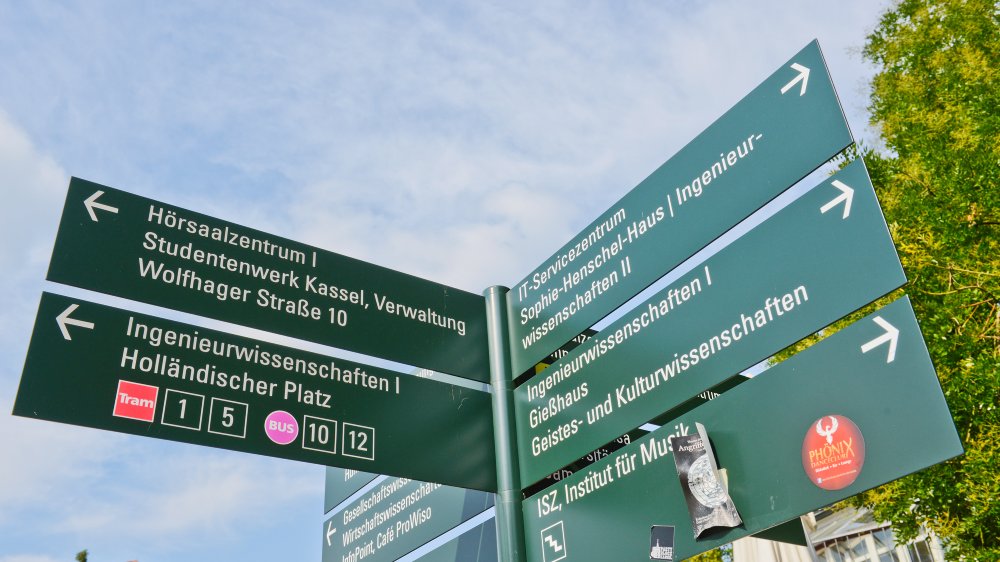 Wegweiser an einer Universität.