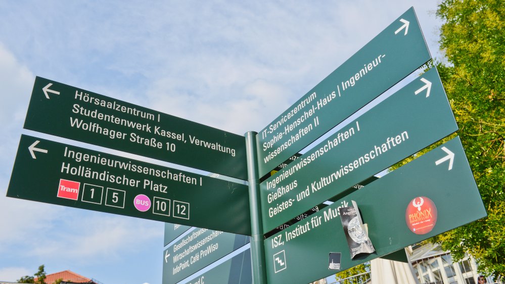 Wegweiser an einer Universität.