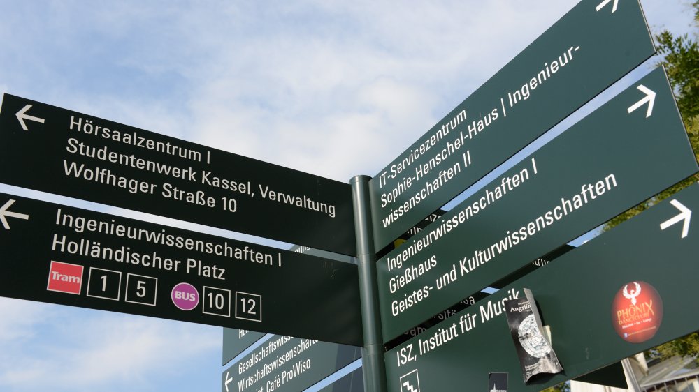 Grüne Wegweiser an der Uni Kassel.