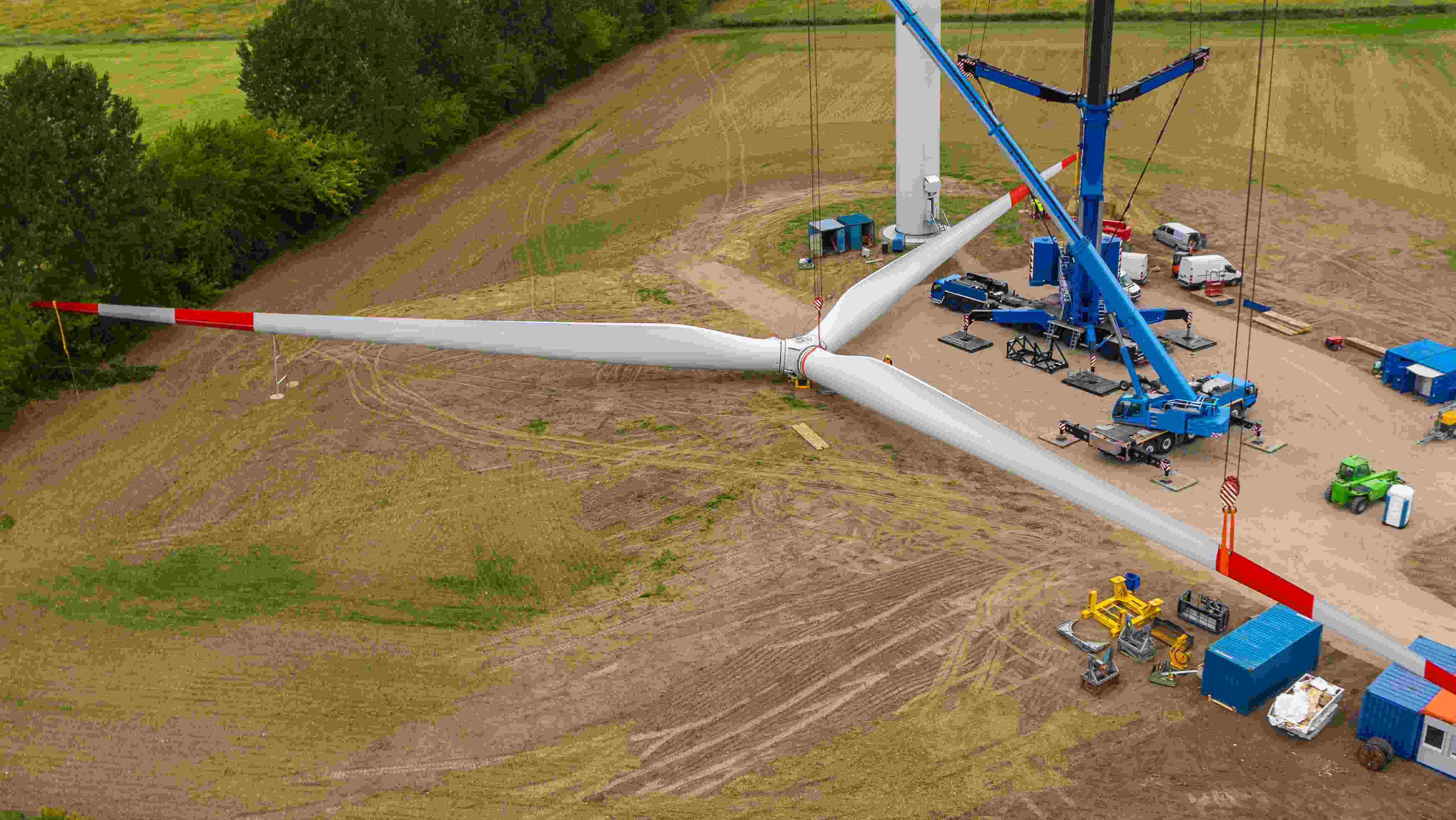 Luftbild der Errichtung einer Windenergieanlage