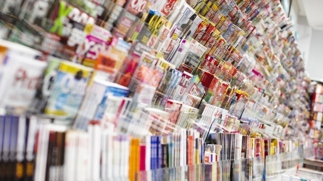 Ein Zeitschriftenregal mit den verschiedensten Magazinen.