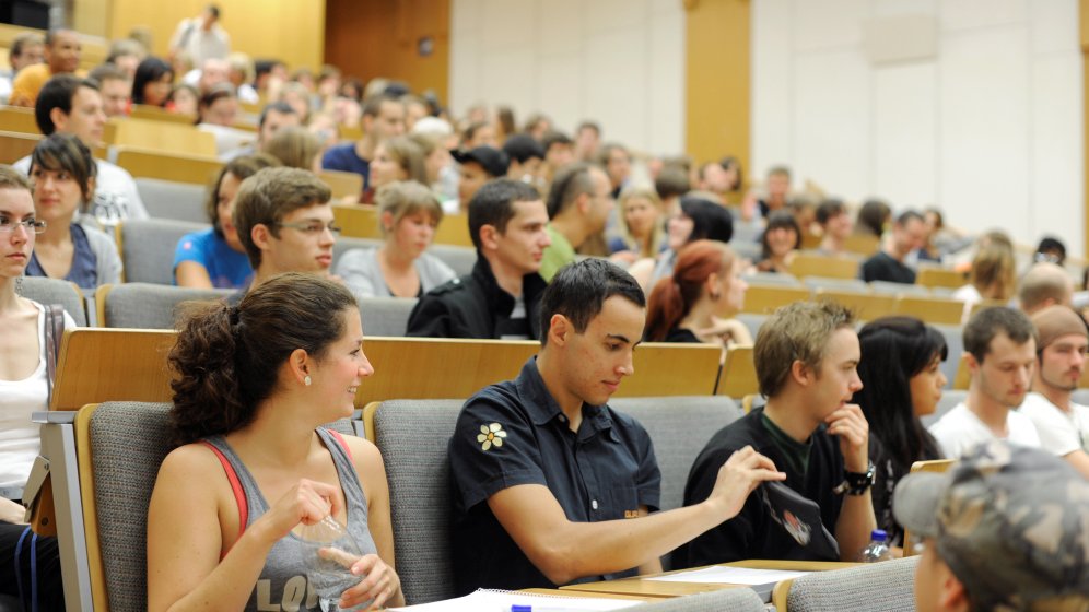Studierende in einem Hörsaal.