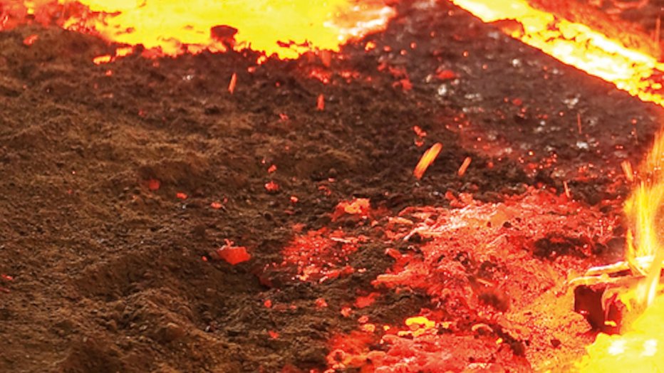 Nahaufnahme von Glut und geschmolzenem Metall.