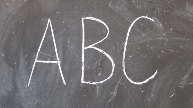Zu sehen ist eine Schiefertafel, auf der "ABC" steht.