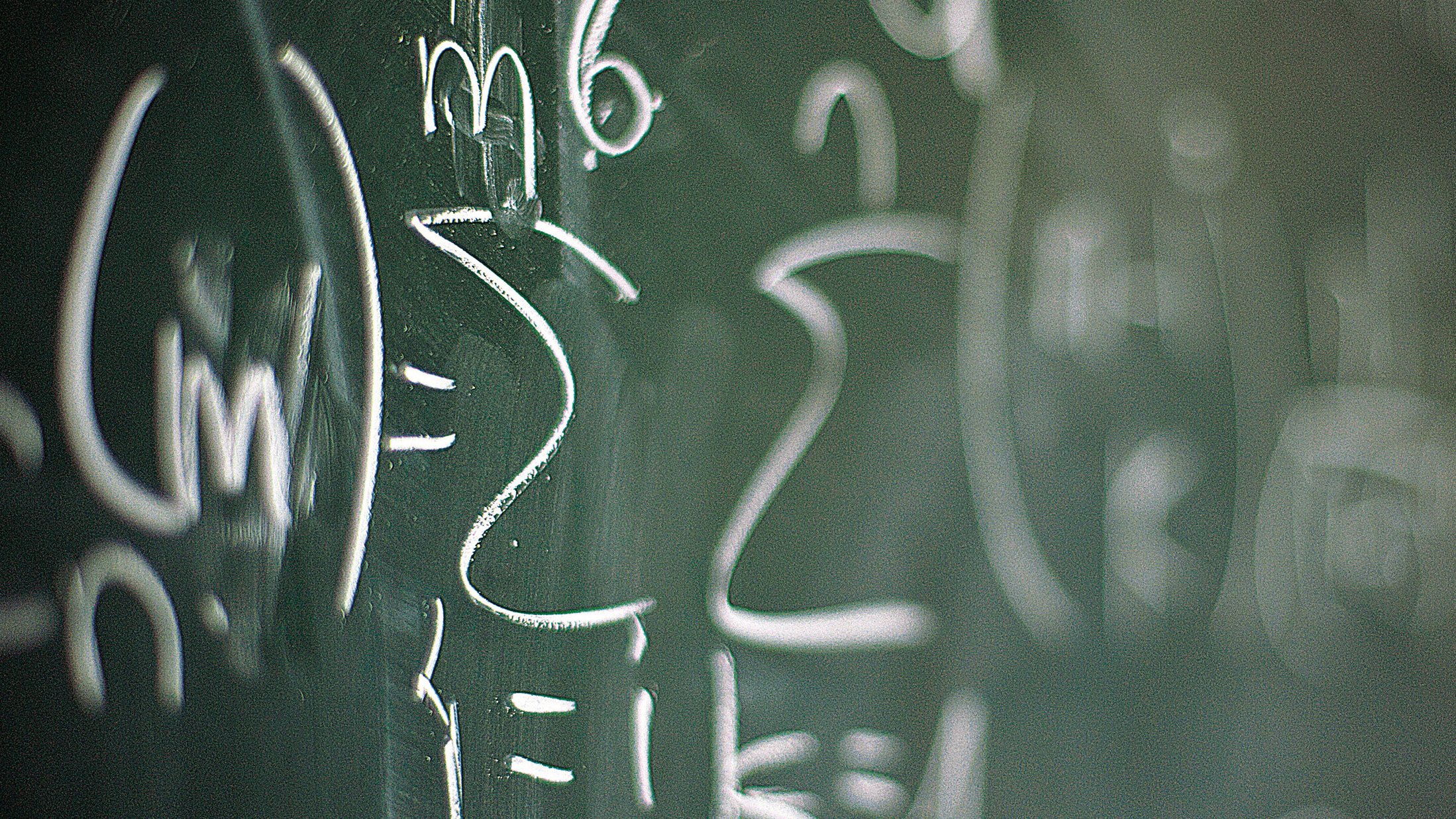Mathematische Formeln an einer Tafel.