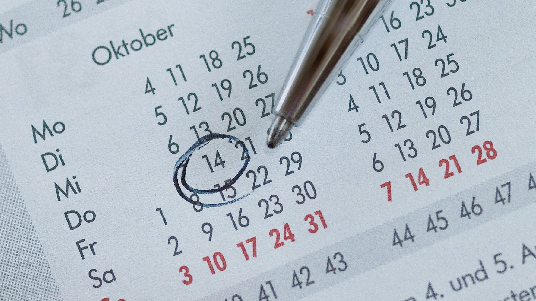 Ein Stift auf einem Kalender.