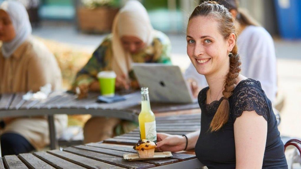 Franziska Fleitmann (27) ist selbst sehbehindert und studiert Lehramt für sonderpädagogische Förderung