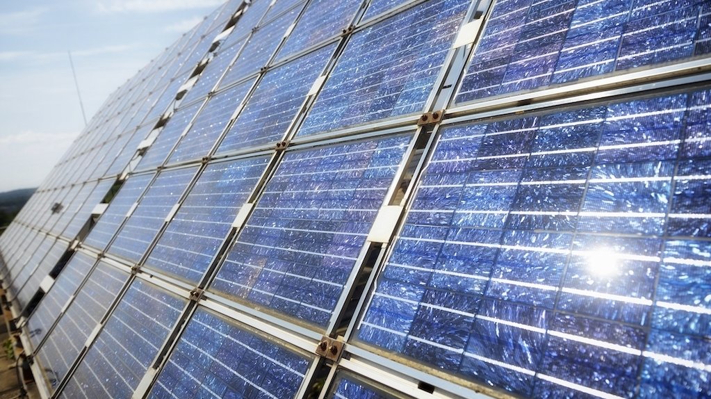 Detailaufnahme einer Solaranlage.