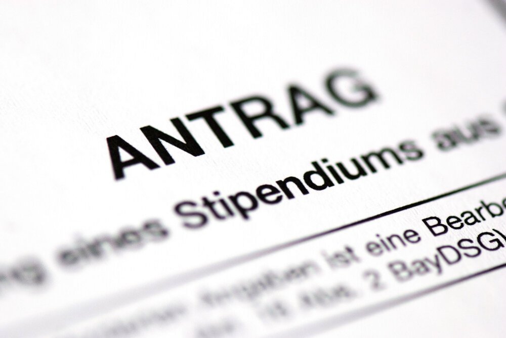 Nahaufnahme die einen Ausschnitt eines Dokumentes zeigt, für die Antragstellung eines Stipendiums.