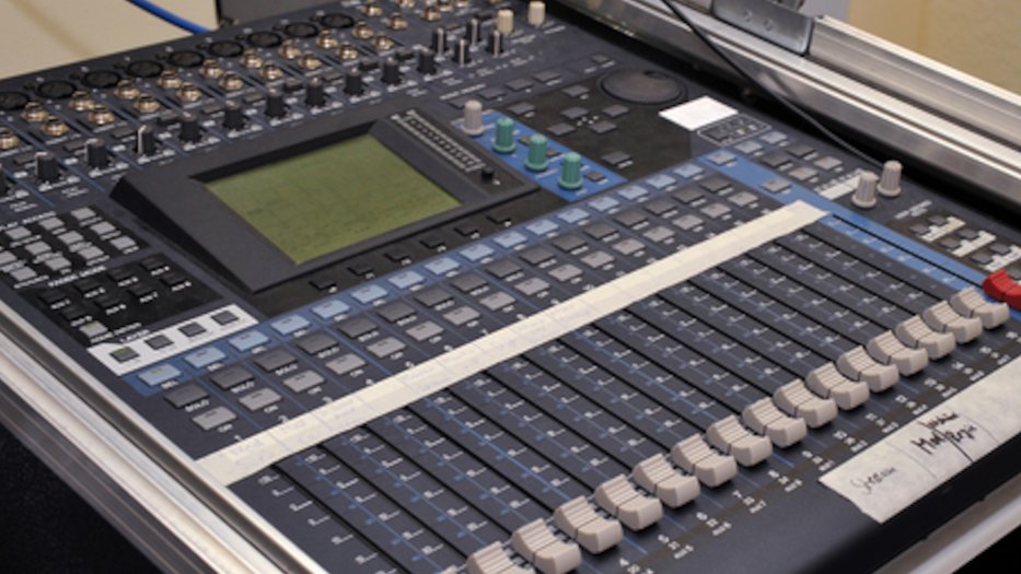 Ein Mischpult zur Tonbearbeitung in einem Studio
