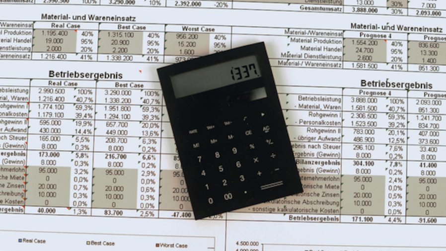 Auf einer ausgedruckten Statistik liegt ein schwarzer Taschenrechner dessen Display die Zahl 1337 zeigt.
