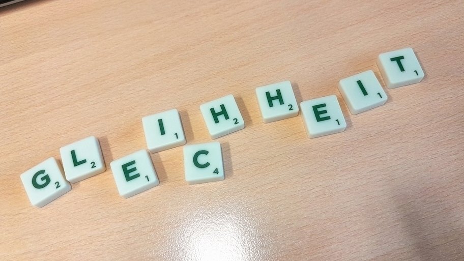 Buchstabenkärtchen bilden das Wort Gleichheit