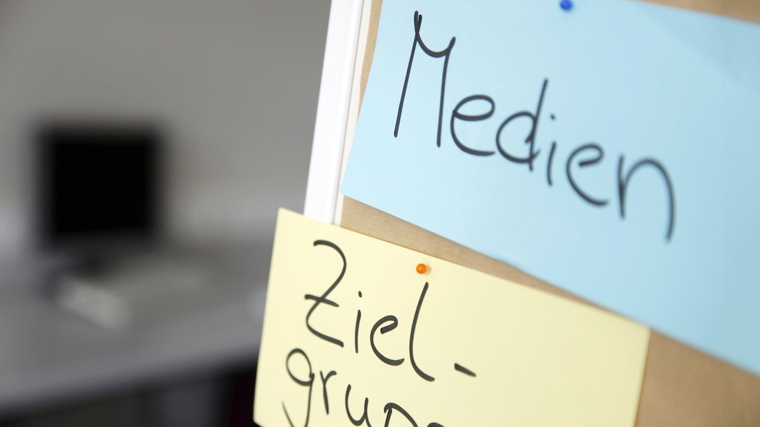 Nachaufnahme von zwei Medienkarten mit den Aufschriften