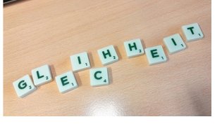 Buchstabenkärtchen bilden das Wort Gleichheit.