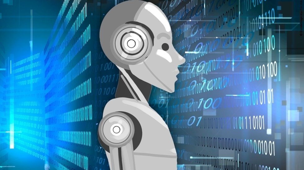 Illustration eines humanoiden Roboters, der von Binärcodes umgeben ist.