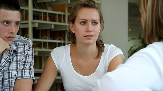 Eine junge Frau und ein junger Mann lassen sich zu Ihren Studienmöglichkeiten beraten.