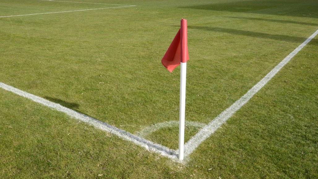 Ecke eines Fußballfeldes.