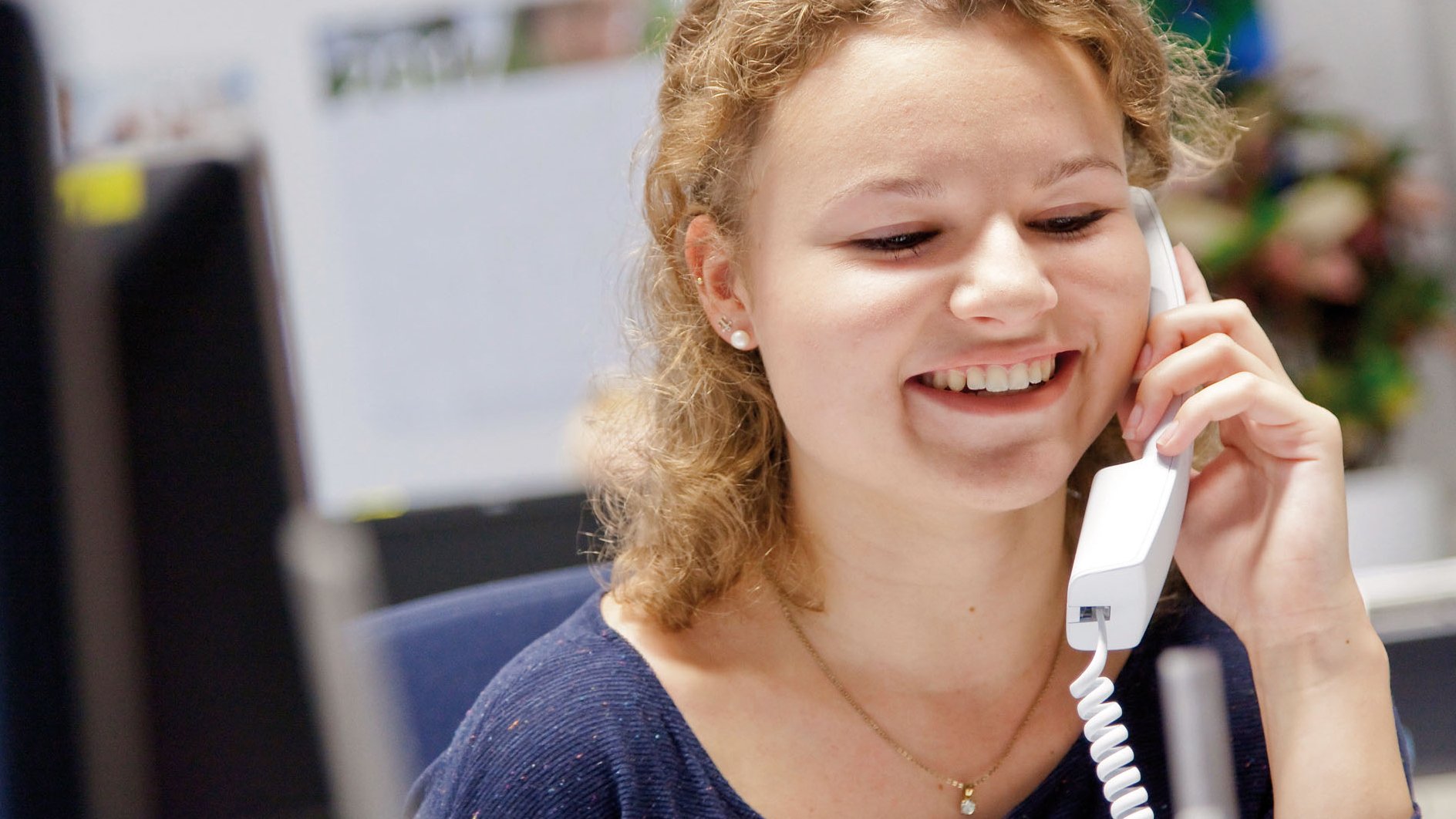 Eine junge Frau am Telefon.