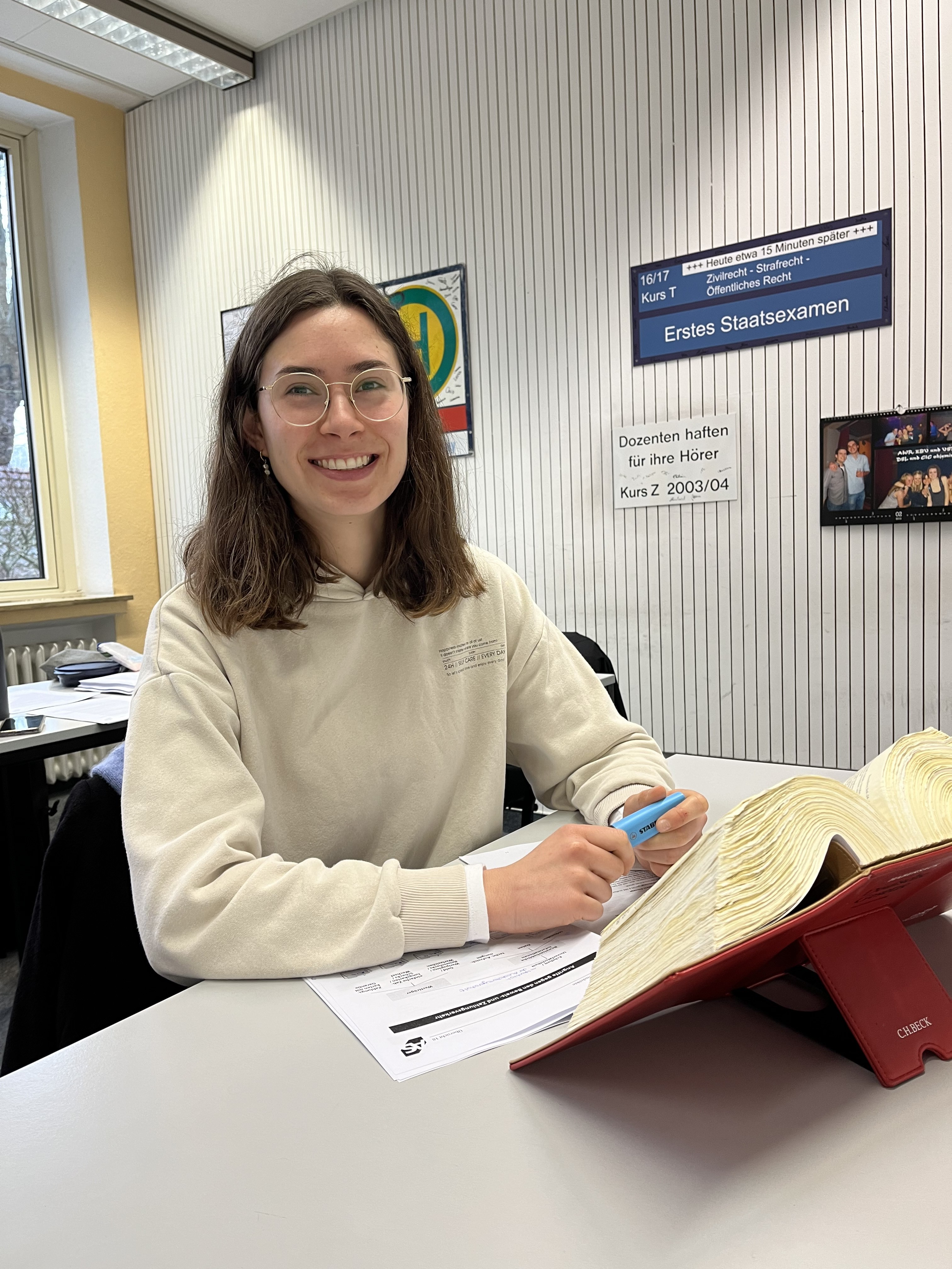Carla Meyer studiert Jura und bereitet sich auf ihr erstes Staatsexamen vor