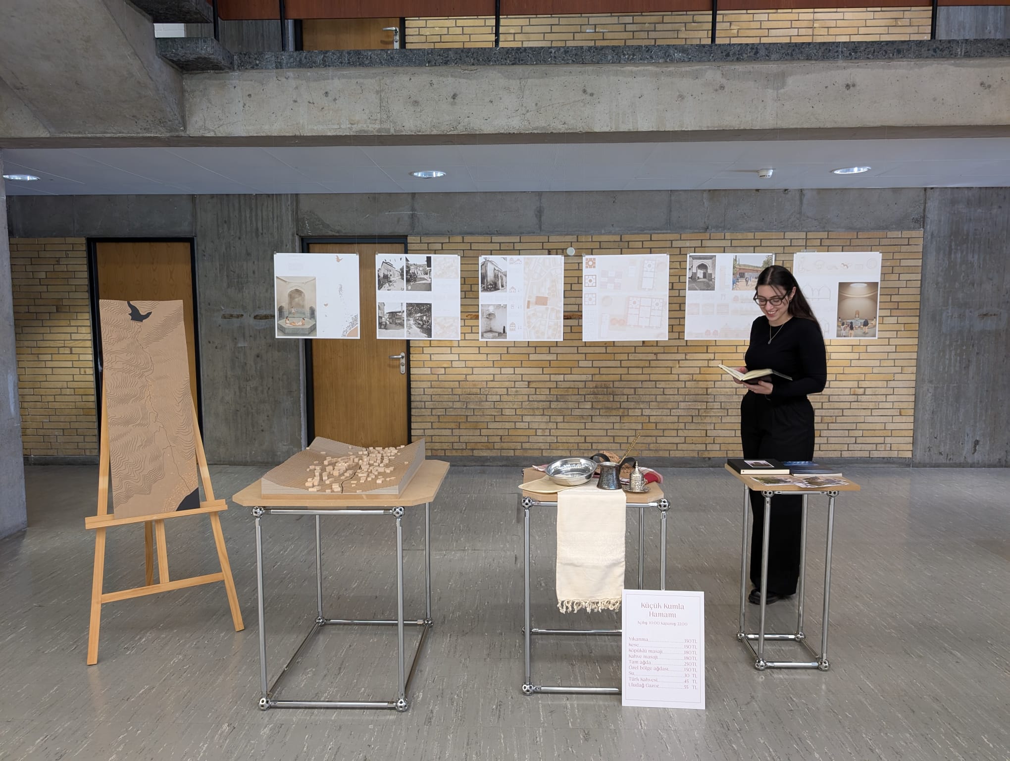 Eda Akgün präsentiert ihre Abschlussarbeit im Fach Architektur und Stadtplanung
