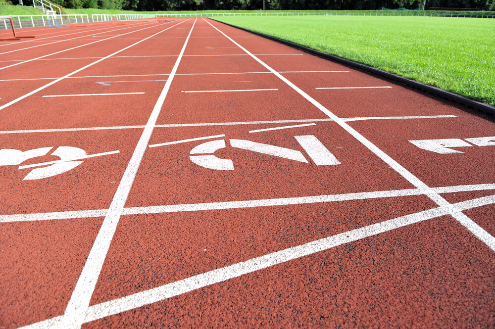 Blick auf eine Leichtathletikbahn